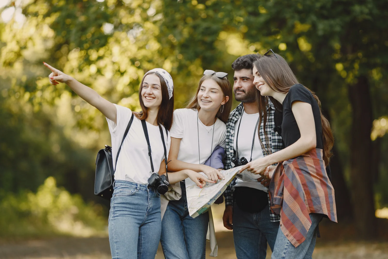 Prijatelji uživaju u zajedničkom izletu u prirodi