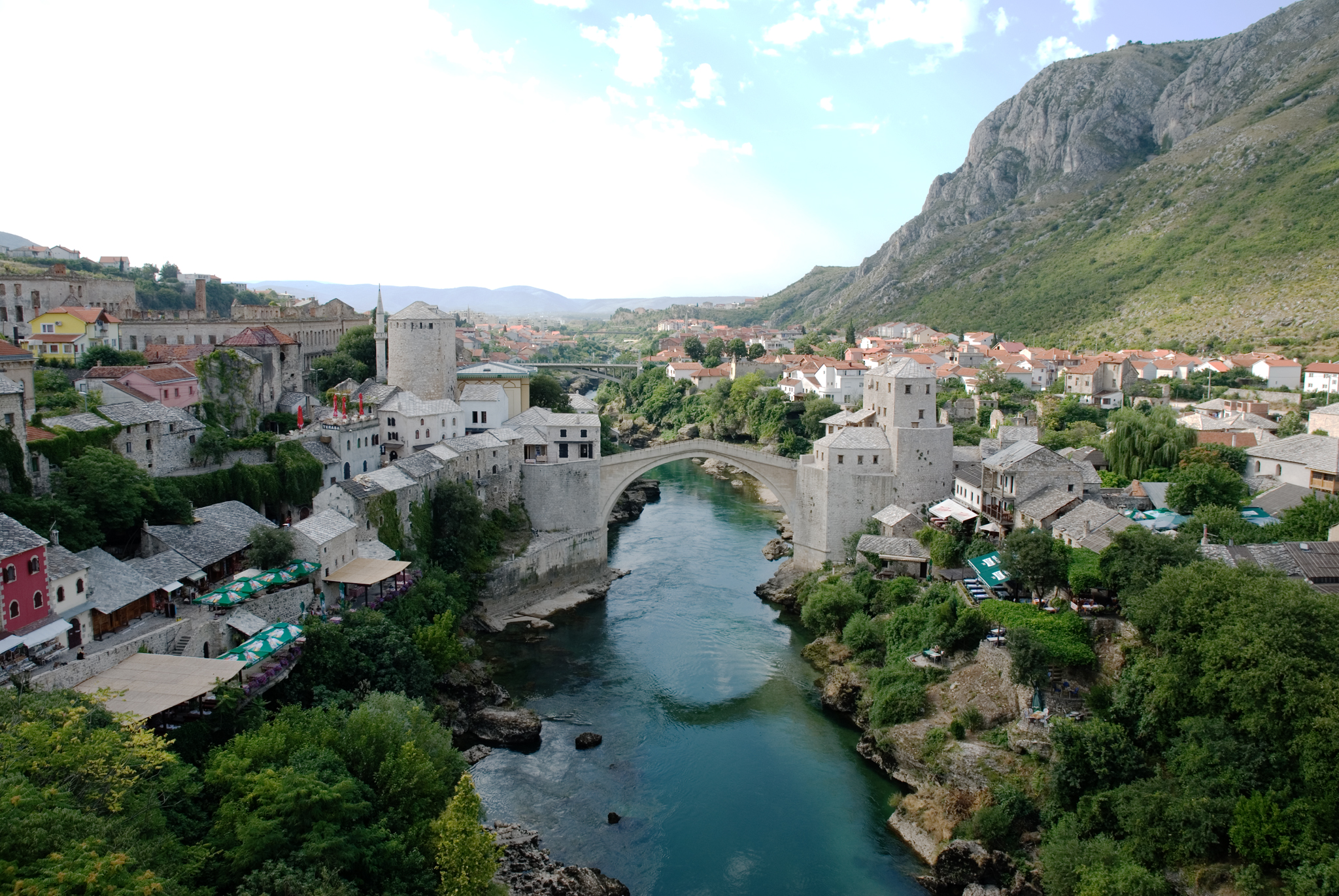 Vecchio ponte sopra Neretva e centro storico a Mostar