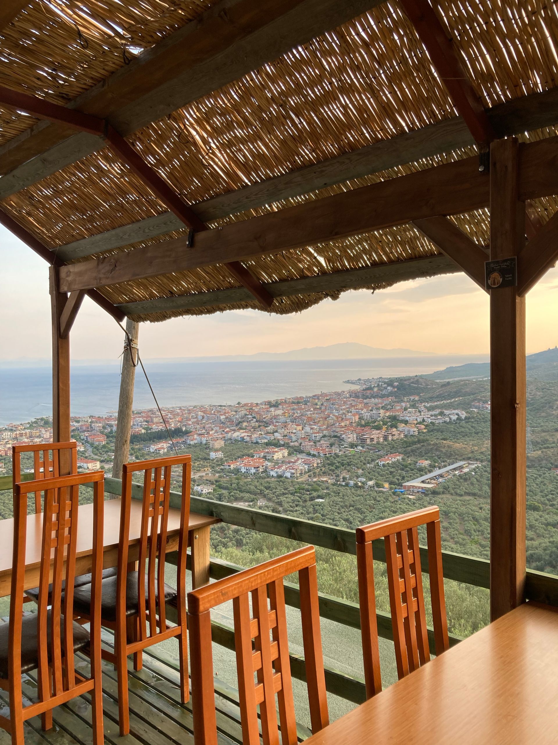 Restoranska terasa s pogledom na obalu i grad