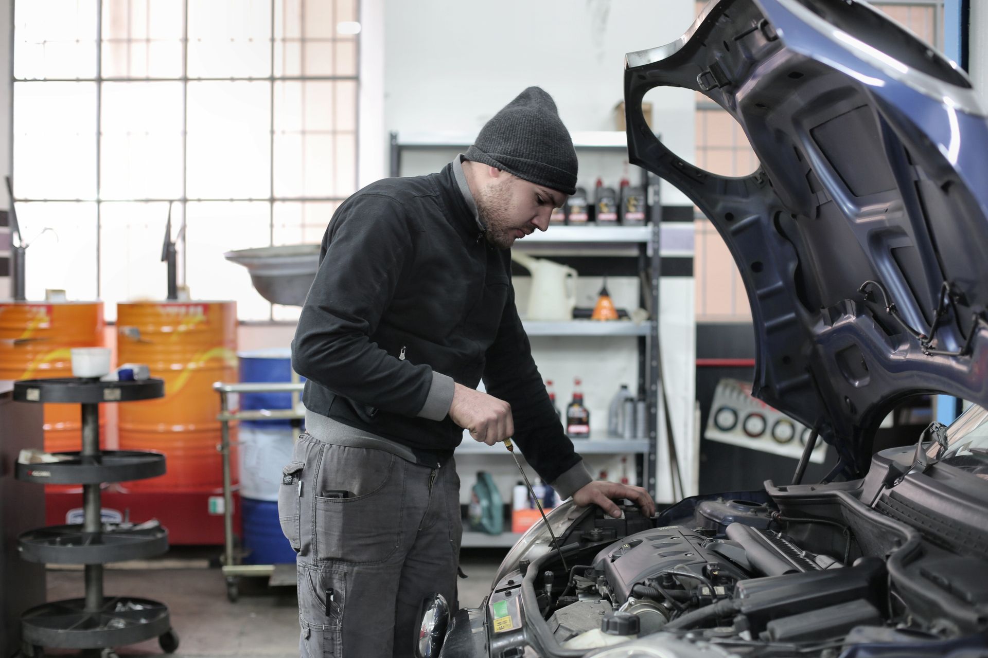 Automehaničar provjerava motor vozila u radionici
