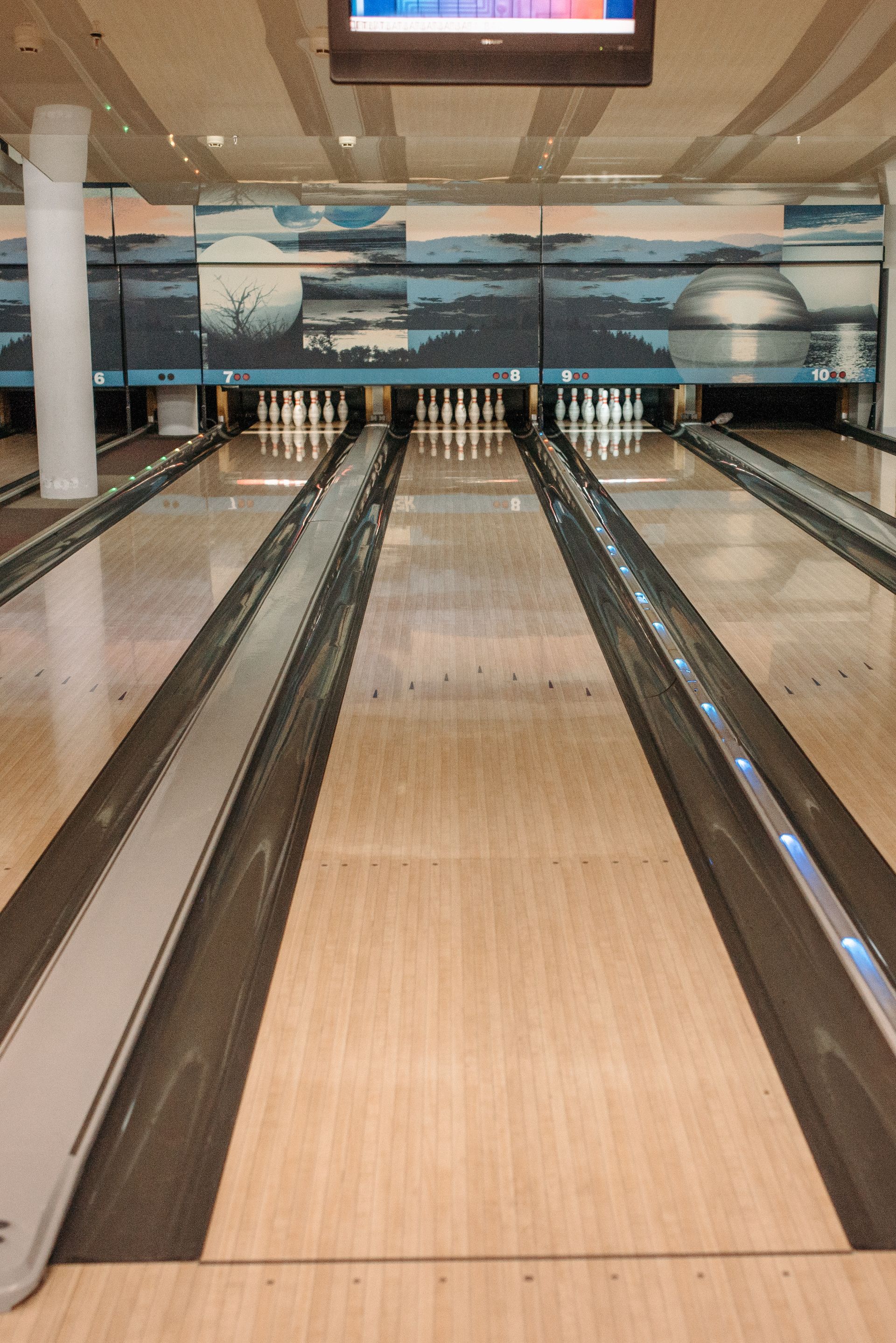 Staze i postavljeni čunjevi u bowling centru