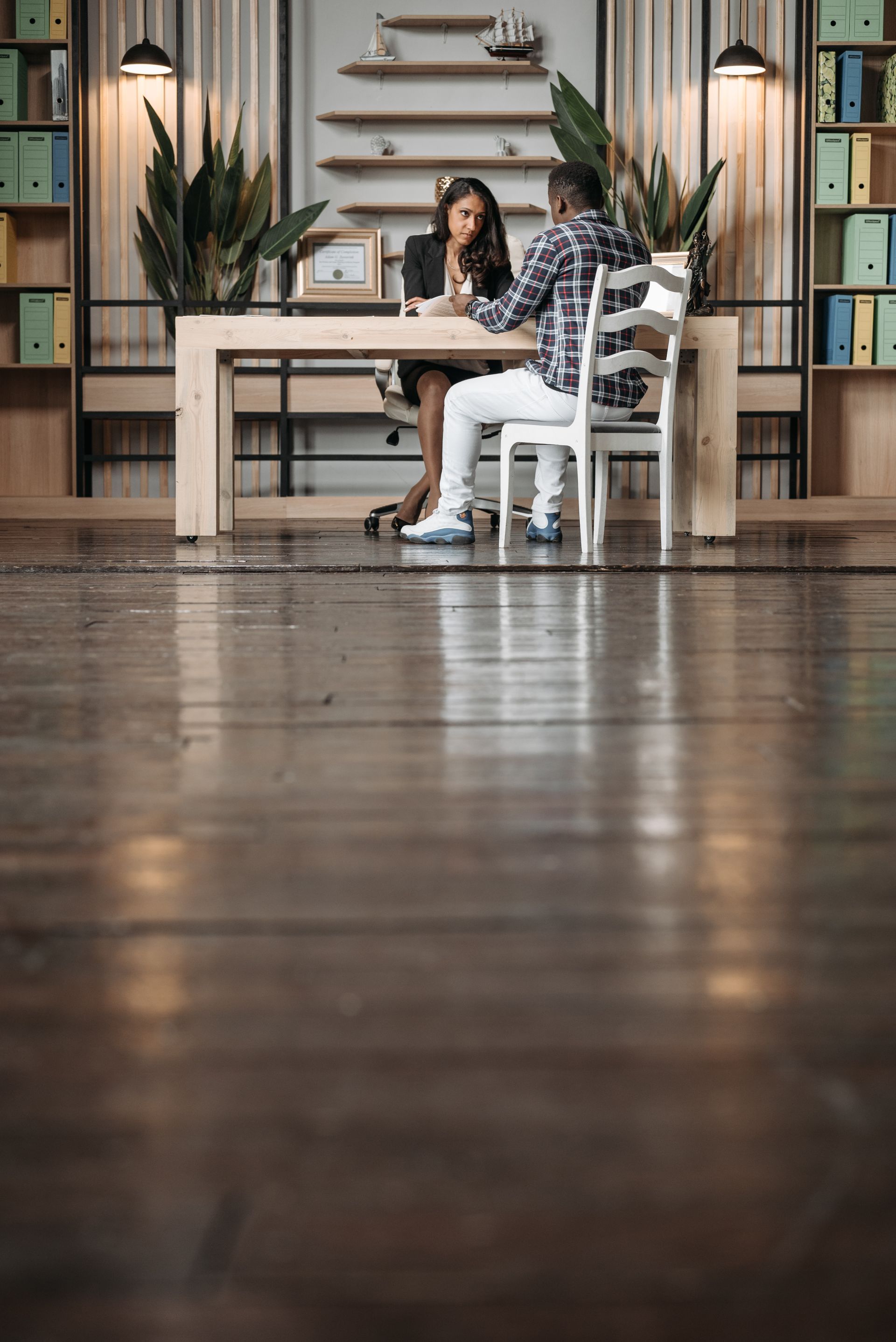 Treffen am Tisch im modernen Büro